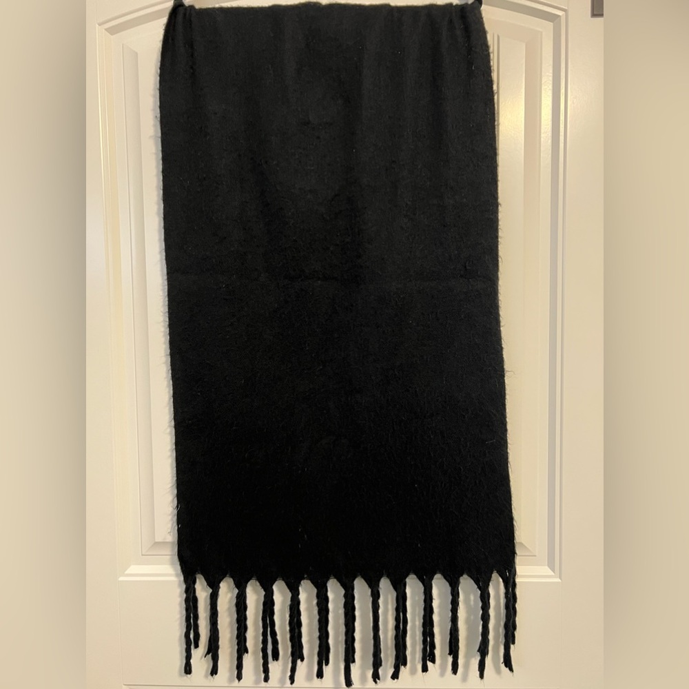 Black felt scarf with Fringe